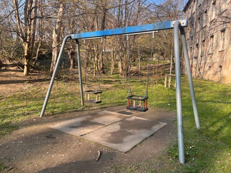 Spielplatz Cherisy - Kleinkind Schaukel