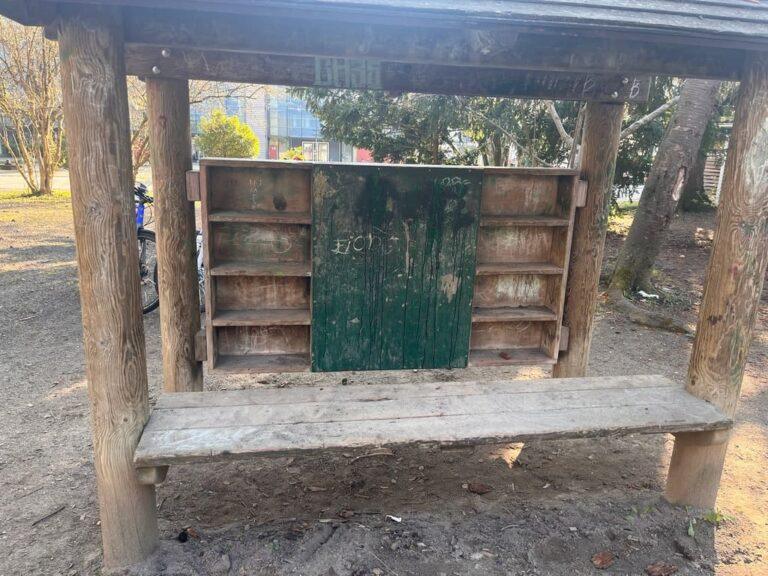 Spielplatz Cherisy - Marktstand