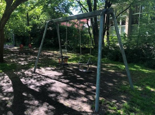 Spielplatz Berchen Kleinkinder Schaukel