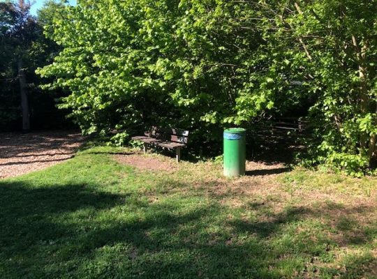 Spielplatz Berchen Sitzbank und Mülleimer