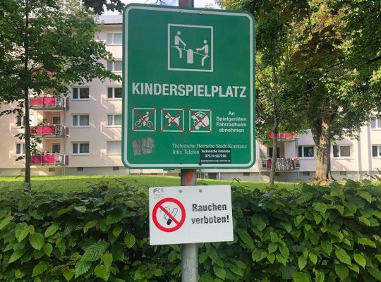 Spielplatz Brandenburger Straße - Beschilderung