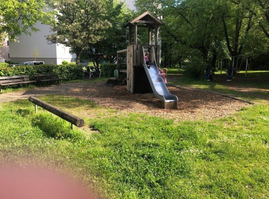 Spielplatz Brandenburger Straße - Spielturm mit Rutsche
