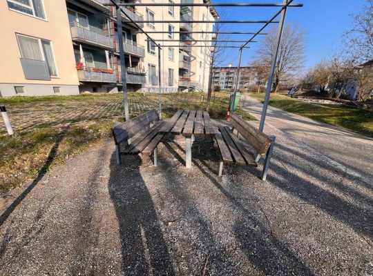 Spielplatz Erich-Bloch-Weg - Tisch und Sitzbank