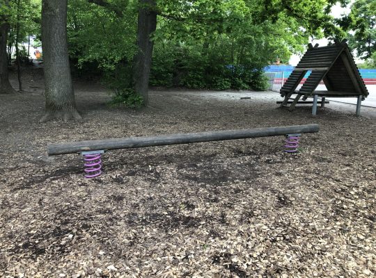 Spielplatz Haidelmoosschule - Balancieren mit Federung