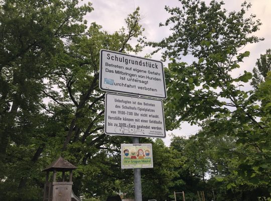 Spielplatz Haidelmoosschule - Beschilderung