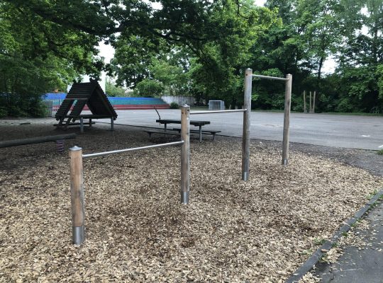 Spielplatz Haidelmoosschule - Reckstangen