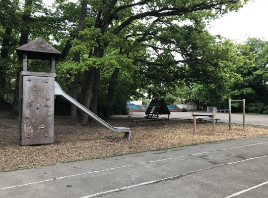 Spielplatz Haidelmoosschule - Rutsche, Reckstangen