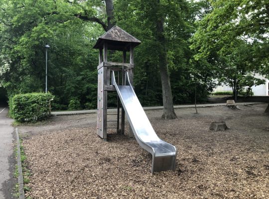 Spielplatz Haidelmoosschule - Spielturm mit Rutsche