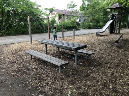 Spielplatz Haidelmoosschule - Tisch und Sitzbank