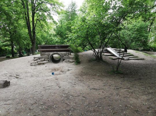 Spielplatz Hindenburgpark - sandelbereich mit höhle und rutsche