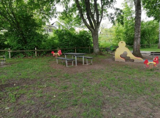 Spielplatz Holdersteig Litzelstetten -Tisch und Sitzbänke