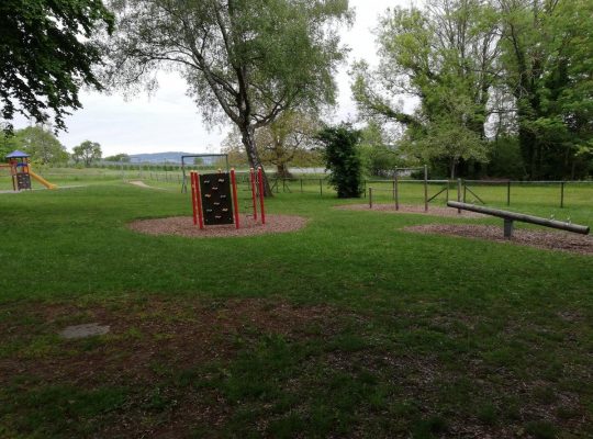 Spielplatz Holdersteig Litzelstetten - große Grünfläche