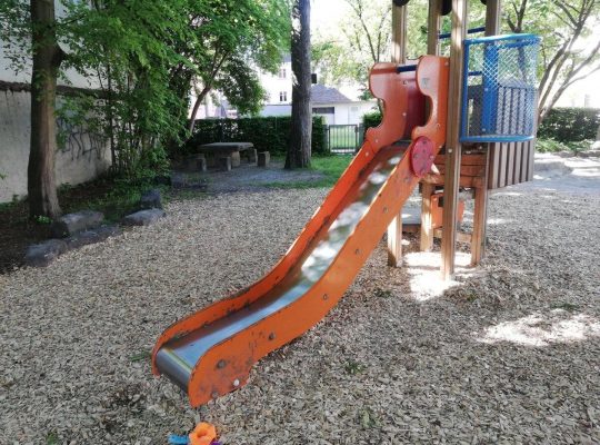 Spielplatz Katzgasse - Kleinkind-Rutsche