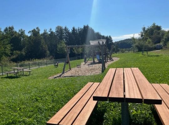 Spielplatz Moosweg - Sitzgelegenheiten mit Tisch
