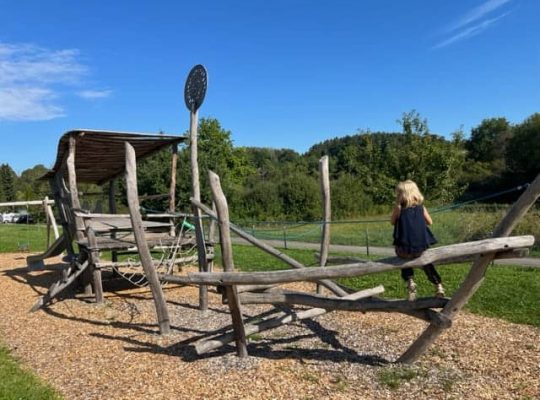 Spielplatz Moosweg - klettern mit Kind