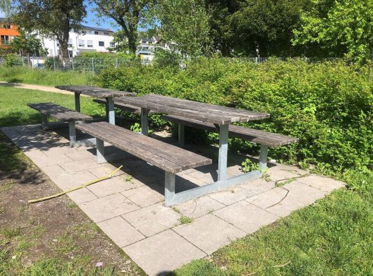 Spielplatz Mühlenweg - Tisch und Sitzbänke