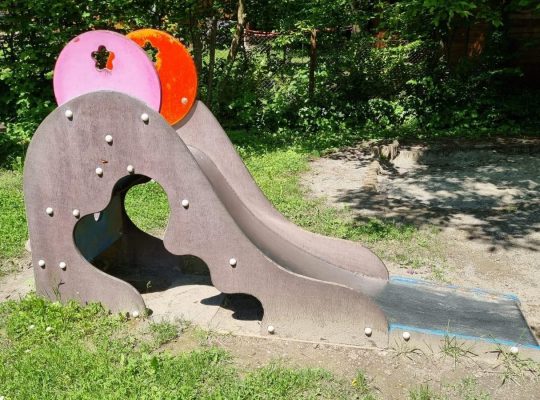 Spielplatz Nestgasse - kleinkind-rutsche