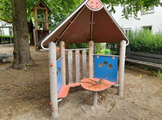 Spielplatz Sankt-Gebhard-Platz - sitzplatz kinder