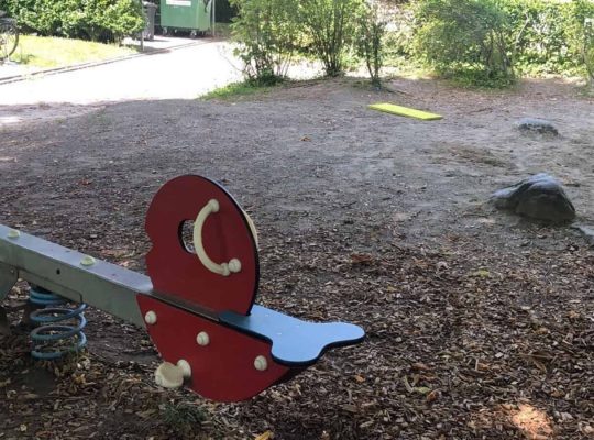 Spielplatz Sankt-Gebhard-Platz - wippe und sand