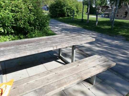 Spielplatz Schänzle - Sitzbank und Tisch