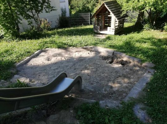 Spielplatz Sonnenbühl Ost - Rutsche mit Sandkasten