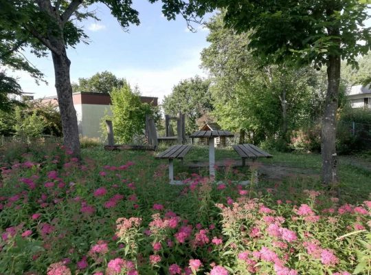 Spielplatz Sonnenbühl Ost - Sitzplätze mit Tisch