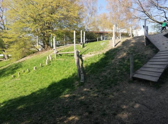 Spielplatz Sonnenhalde - klettern verschiedene arten