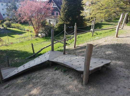 Spielplatz Sonnenhalde - kletterwand