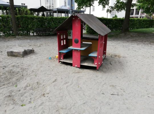 Spielplatz Treffpunkt Petershausen - kleinkind hütte