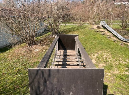 Spielplatz Urisberg geschlossene Brücke