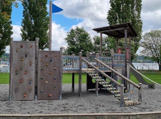 Spielplatz Yachthafen - Spielturm und Klettern