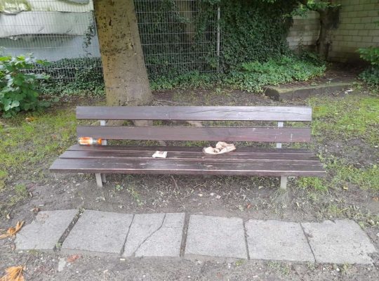 Spielplatz Stadelhofen - Sitzmöglichkeit und Müll